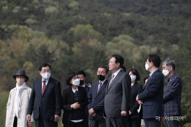 윤석열 대통령 당선인과 주낙영 경주시장(왼쪽 두번째)  서악