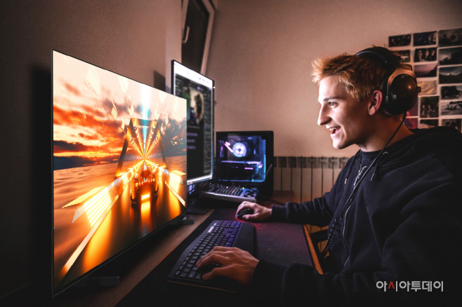 [사진3] LG전자, 세계 최소 42형 올레드 TV 국내 출시