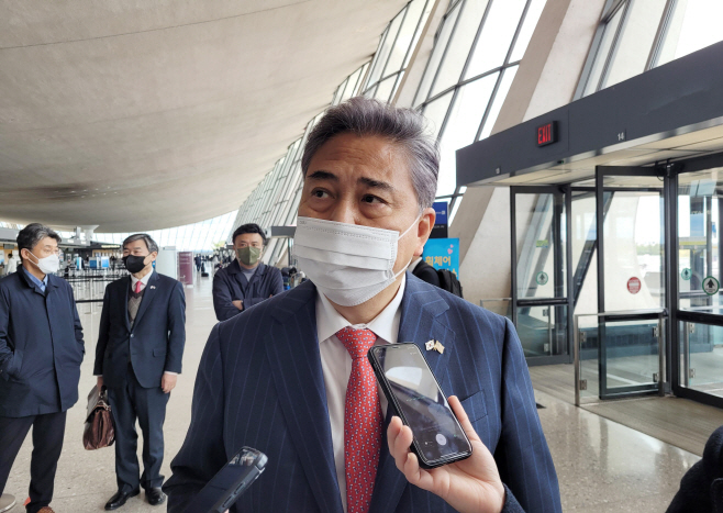 귀국에 앞서 인터뷰하는 한미정책협의대표단의 박진 단장