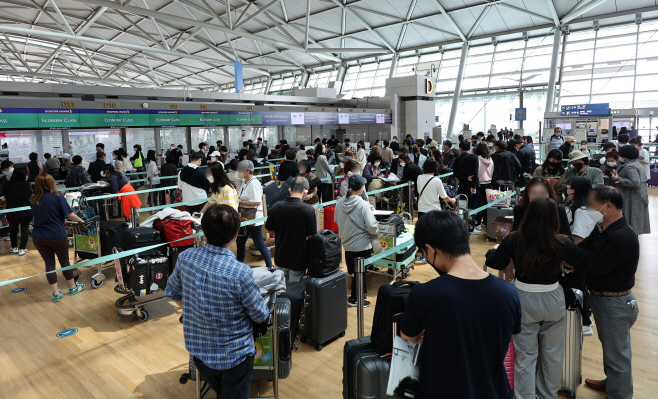 붐비는 인천공항 출국장