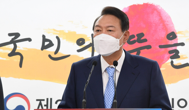 취재진 질문에 답하는 윤석열 당선인
