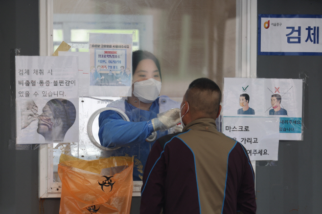 검체채취하는 의료진<YONHAP NO-4457>