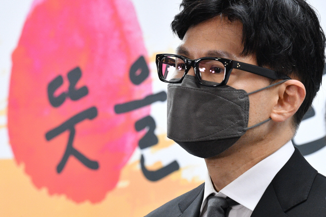 2차 내각 발표 경청하는 한동훈 법무부 장관 후보자