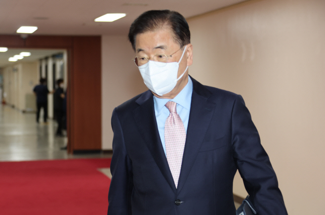 국무회의 참석하는 정의용 장관