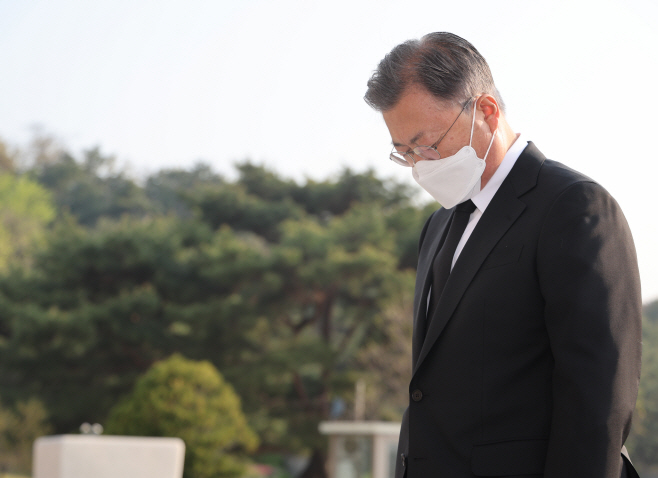 4.19민주묘지 참배하는 문대통령