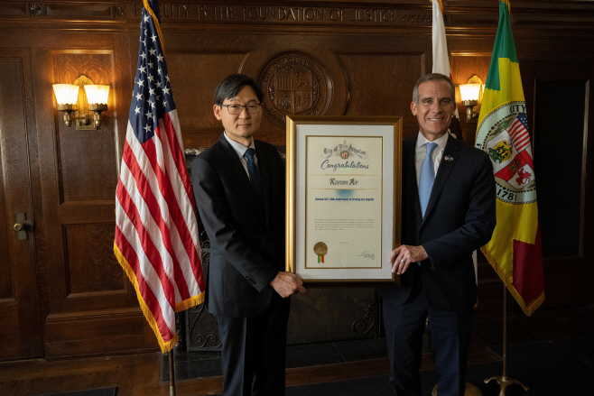 [사진 3] 미주노선 취항 50주년 공로 감사패