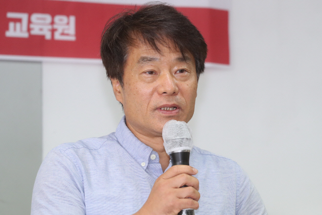 발언하는 강신만 전교조 부위원장