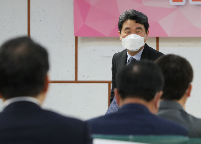 인사하는 이주호 전 교육과학기술부 장관