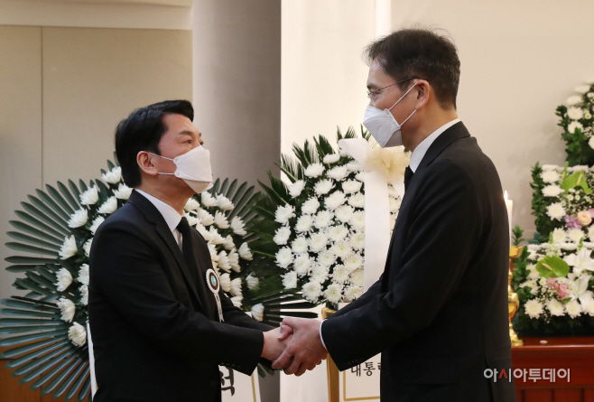 [포토] 안철수 위원장 위로하는 이재용 부회장