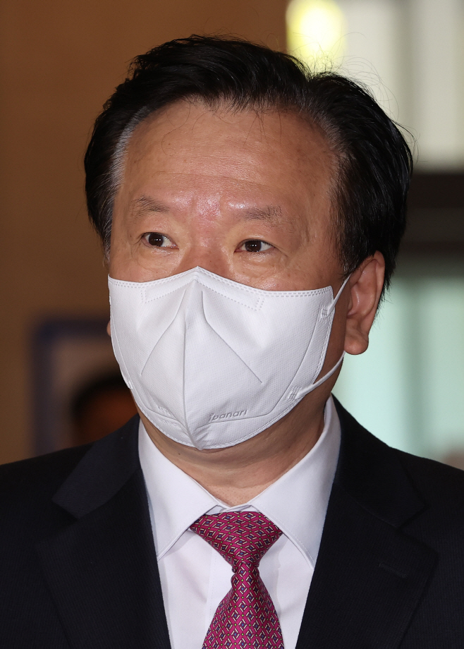 정호영 출근길에<YONHAP NO-2144>