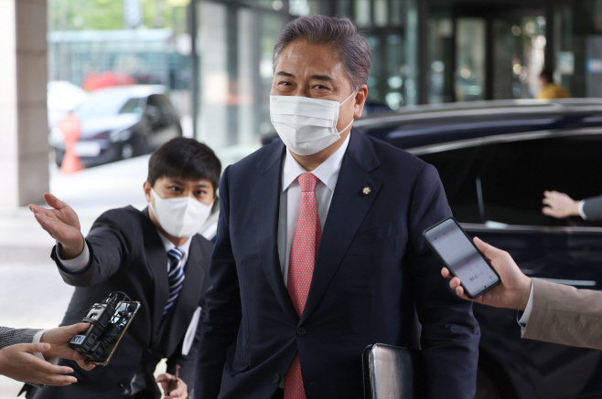 출근하는 박진 외교장관 후보자