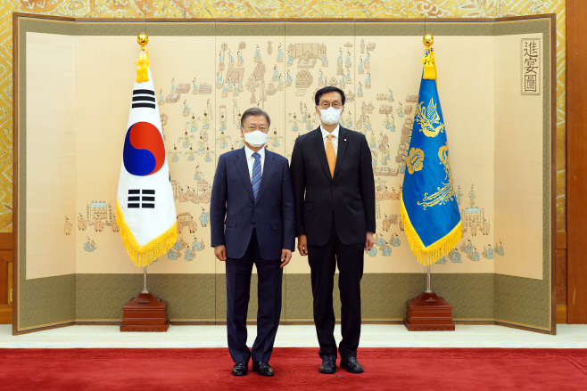 이창용 한국은행 총재와 기념촬영하는 문재인 대통령