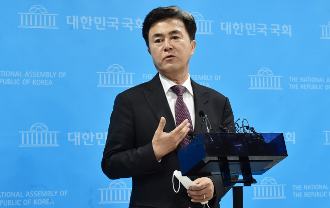 답변하는 김태흠 의원
