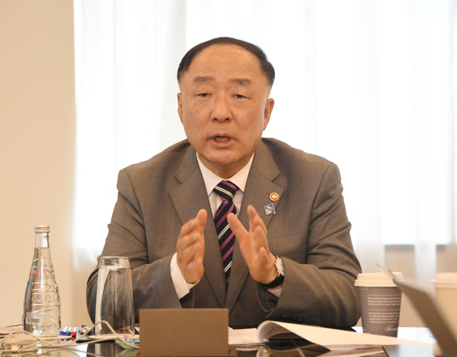 홍남기 동행기자간담회