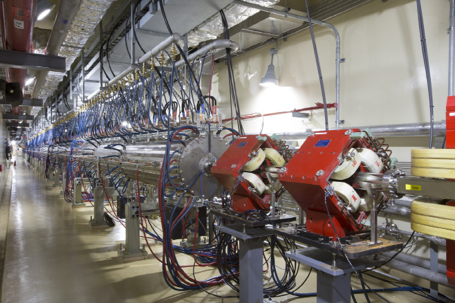 한국원자력연구원 양성자가속기(왼쪽)와 연구용 원자로 '하나로