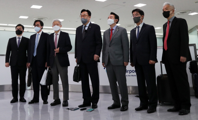 일본 도착한 한일 정책협의대표단
