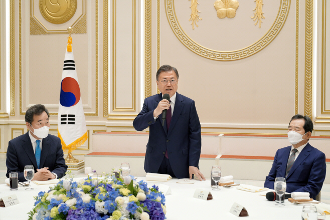 문대통령, 전직 장관 초청 오찬