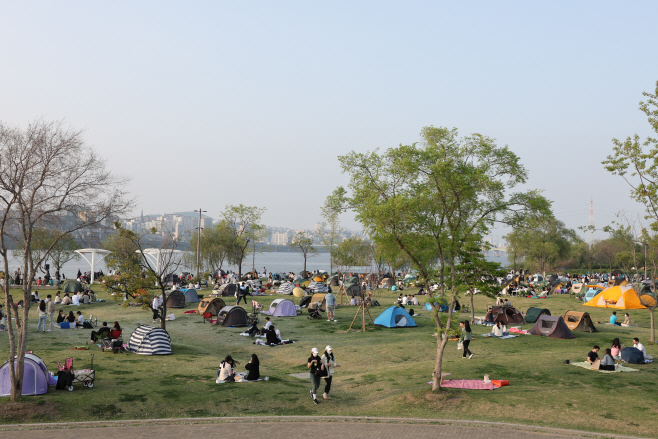 북적이는 한강시민공원<YONHAP NO-4122>