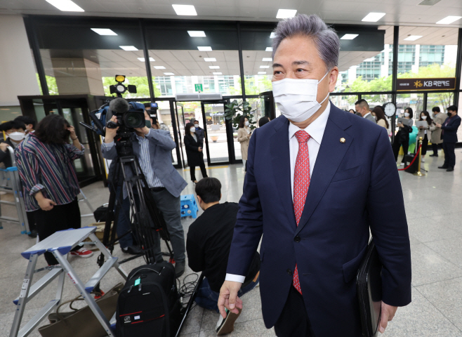 출근하는 박진 후보자