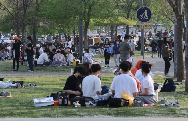 북적이는 한강시민공원<YONHAP NO-4120>