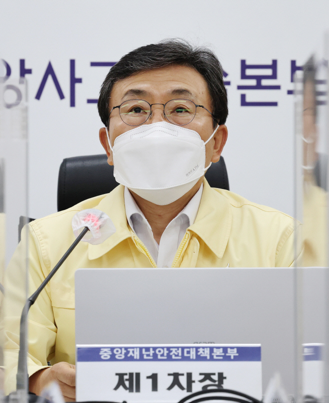 중대본 회의에서 발언하는 권덕철 장관<YONHAP NO-4234>