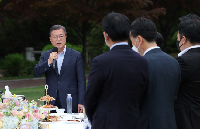 출입기자 만난 문대통령