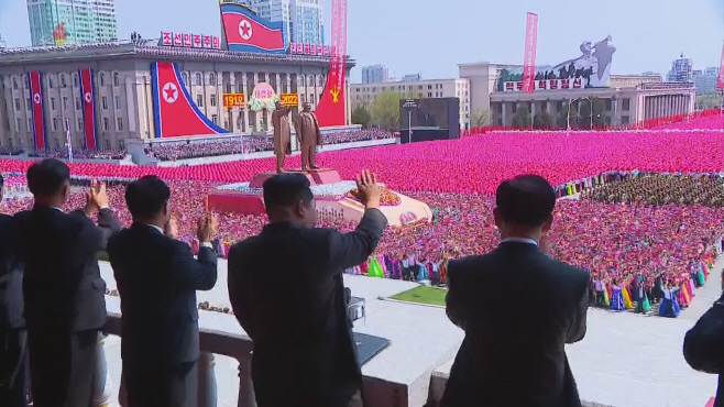 북한 김정은, '태양절 경축' 중앙보고대회·평양시 군중시위 참석