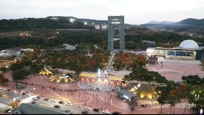 지난해 10월 가을 시즌 프로그램으로 인산인해를 이루고 있는