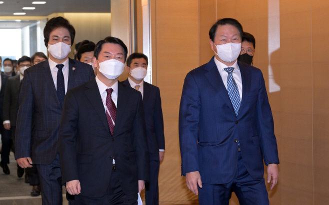 좌담회 참석하는 안철수 인수위원장과 최태원