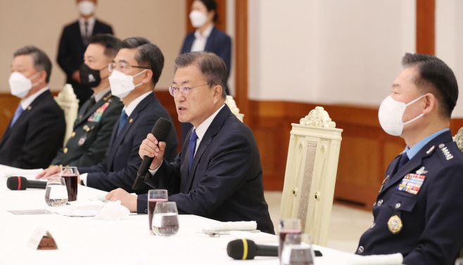 군 주요 직위자 격려 나선 문재인 대통령