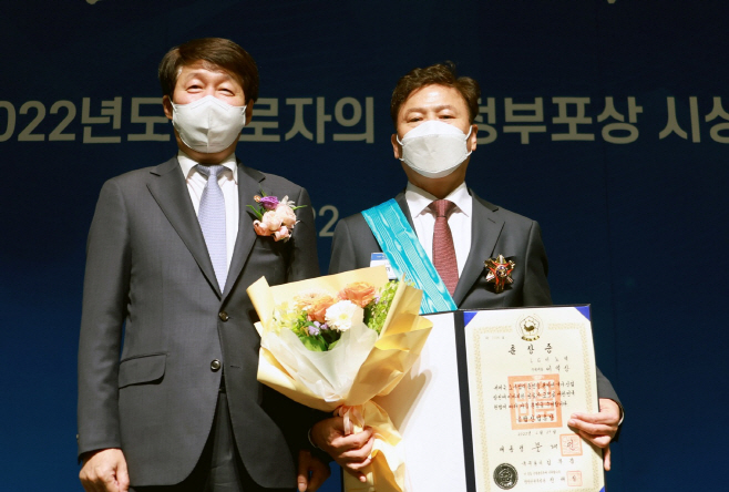 [사진2]이역상 수석계장(시상식)