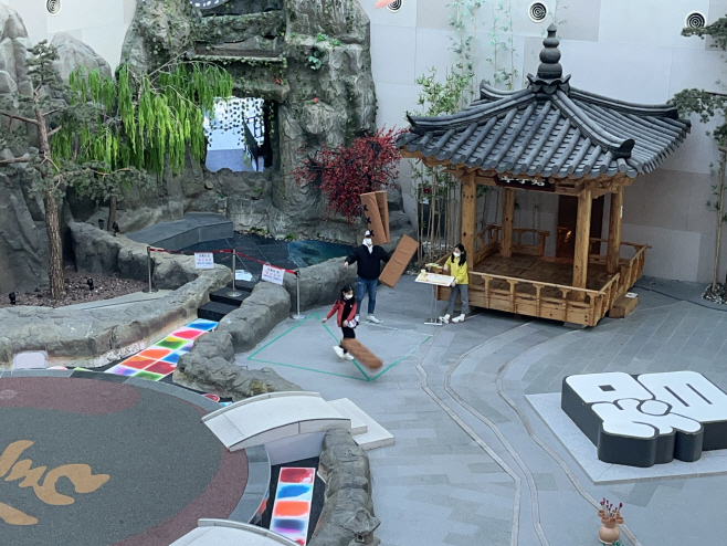 관광객들이 설연휴 이벤트에 참여하고 있다.2