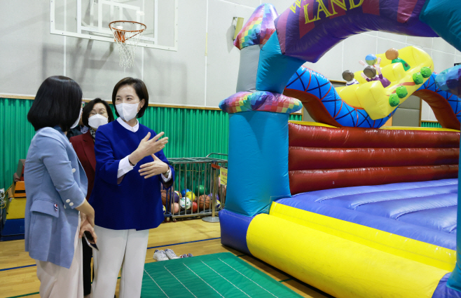유은혜 부총리, 학교 일상회복 현장 방문