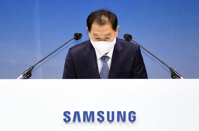 인사하는 한종희 부회장<YONHAP NO-3840>