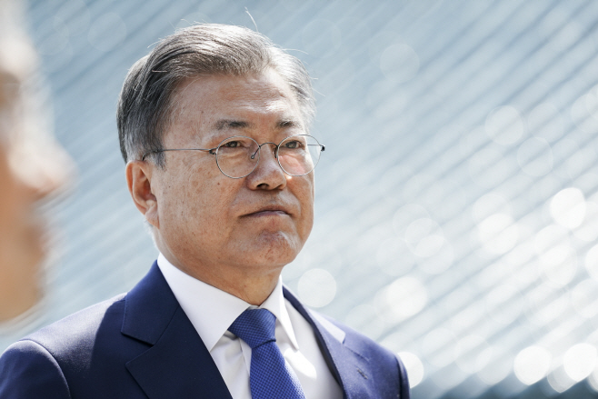 국무위원 등과 대화하는 문재인 대통령