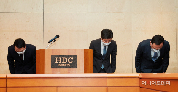 정몽규 회장, 왼쪽 유병규 현산 대표, 하원기 대표