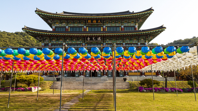 충남 서산 서광사 대웅전 앞에 설치된 오색연등