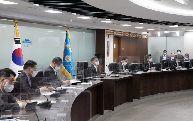 긴급 국가안전보장회의(NSC) 주재하는 문재인 대통령