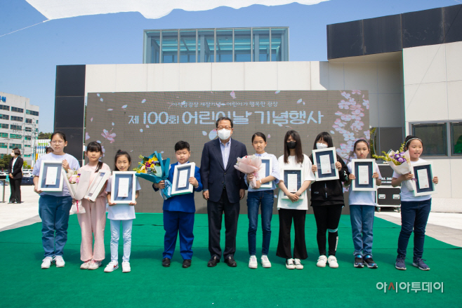 ‘제100회 어린이날 기념행사’ 모범 어린이 표창 기념사진