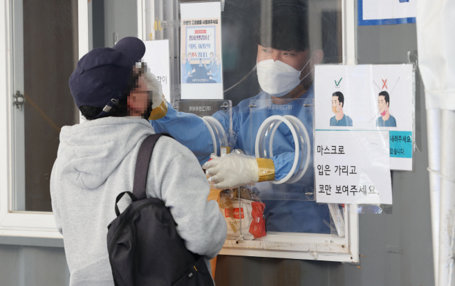 어린이날에도 계속되는 코로나19 검사<YONHAP NO-5220>