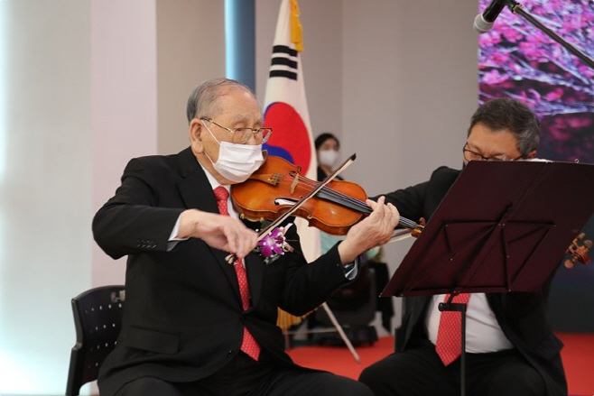 암센터 개원식 행사에서 식전 공연 중인 장충식 명예이사장