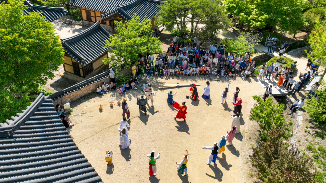 개막일인 5일 선비촌에서 축제