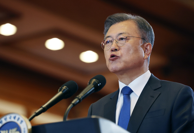 소회 밝히는 문재인 대통령