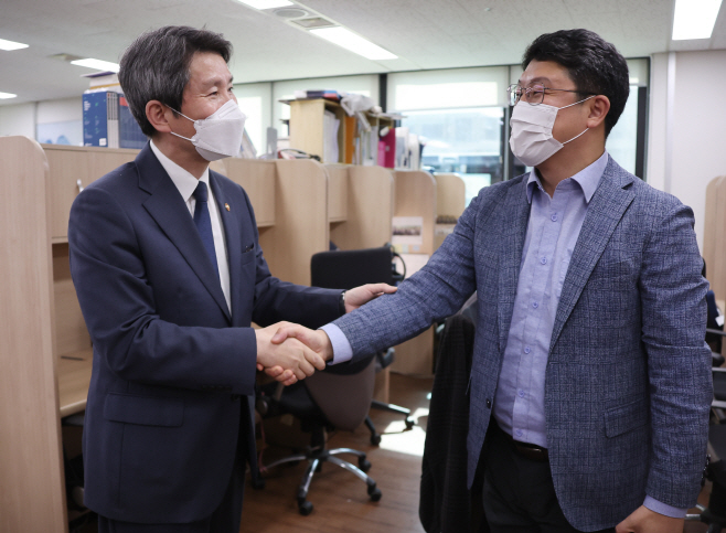 기자실 방문해 악수하는 이인영 장관