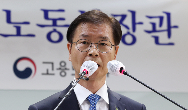 취임사 하는 이정식 고용노동부 장관<YONHAP NO-2212>