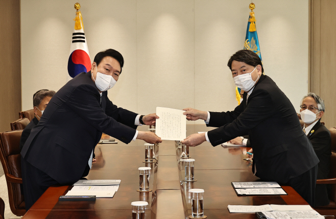 일본 기시다 총리 친서 전달받는 윤석열 대통령