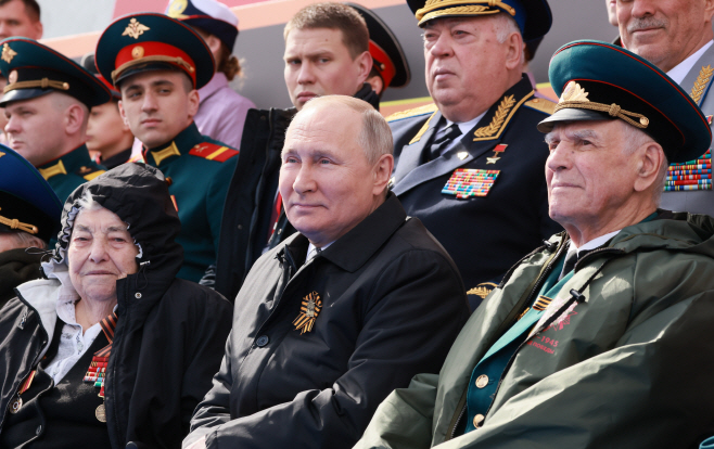 2차대전 승전 기념 군사퍼레이드 참관하는 푸틴