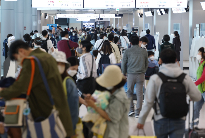 징검다리 연휴 앞두고 공항 '북적'<YONHAP NO-4594>