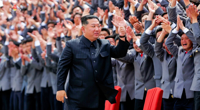 북한 김정은, 열병식 참가 청년들에게 '엄지척'
