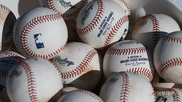 MLB 스프링캠프에 쌓여있는 야구공[AP=연합뉴스]